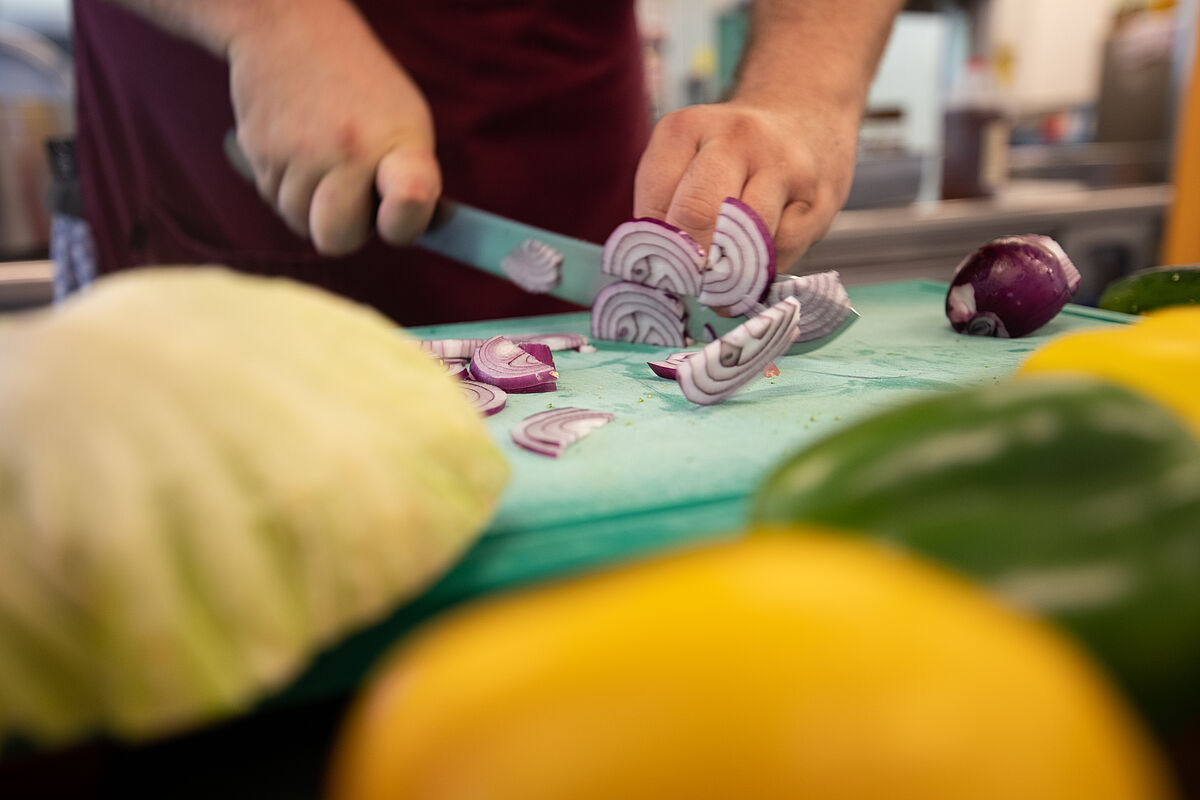 Koch beim Zwiebel schneiden