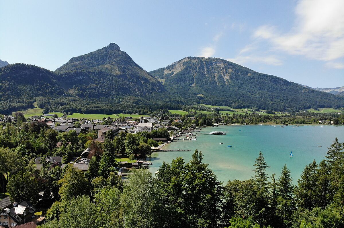 Luftaufnahme von Strobl mit See und Bergen