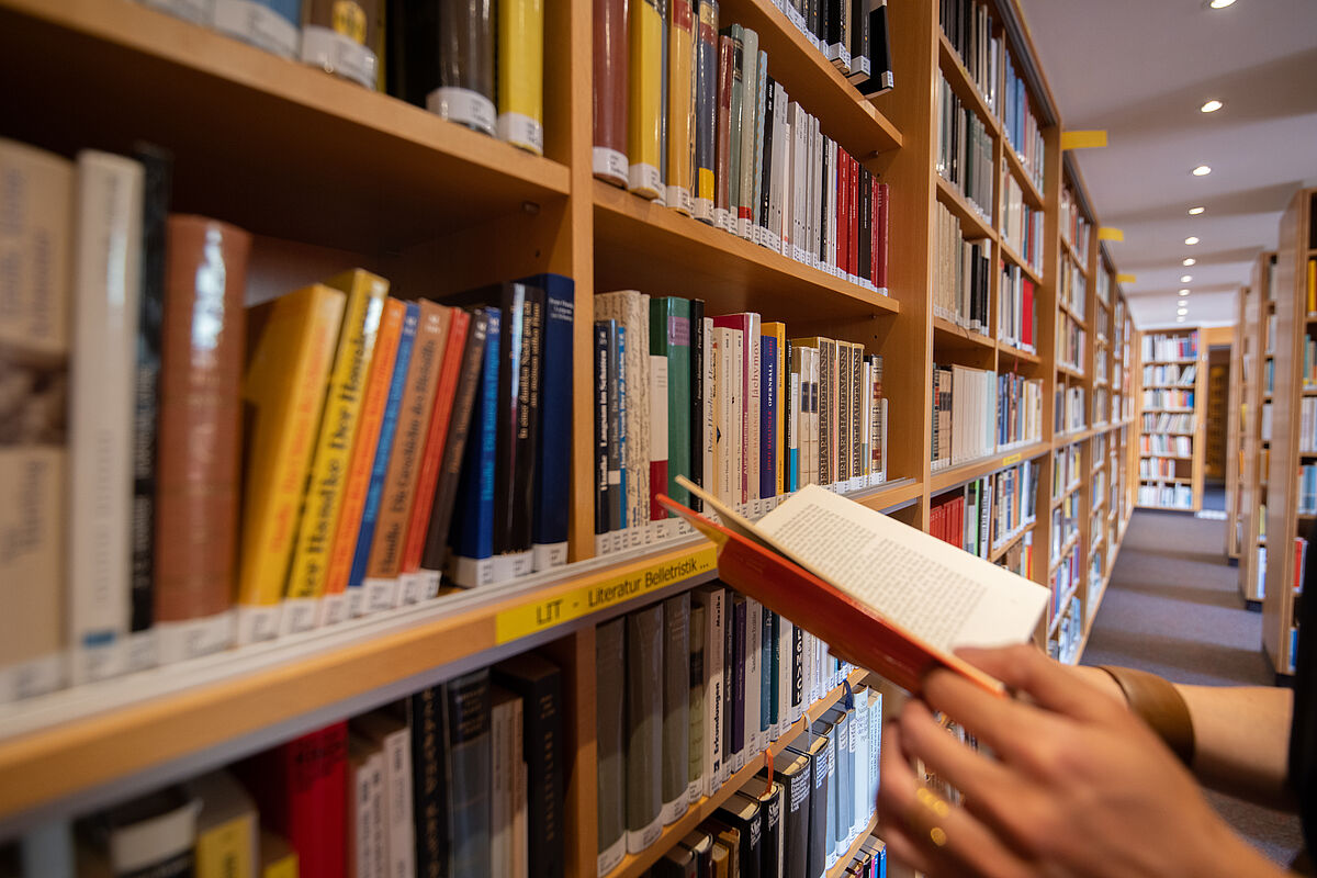 Bücherregal in der Bibliothek